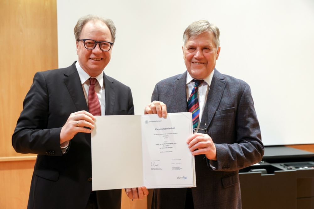 Rektor Prof. Dr.-Ing. Wolfram Ressel (li) und Ehrendoktor Prof. Dr. rer. nat. Eberhard Grün (re) während des Festaktes im Senatssaal bei der Urkundenüberreichung.