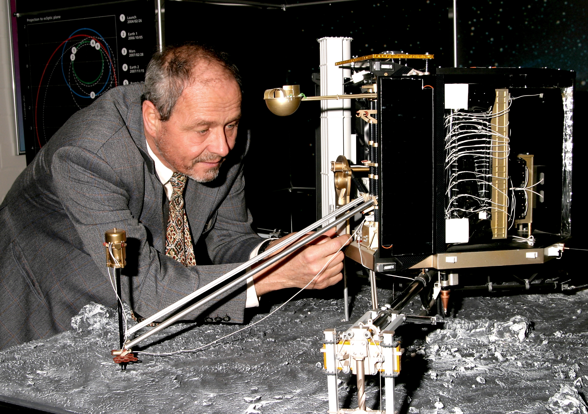 Prof. Dr. Berndt Feuerbacher und ein Modell des Rosetta-Landegeräts Philae