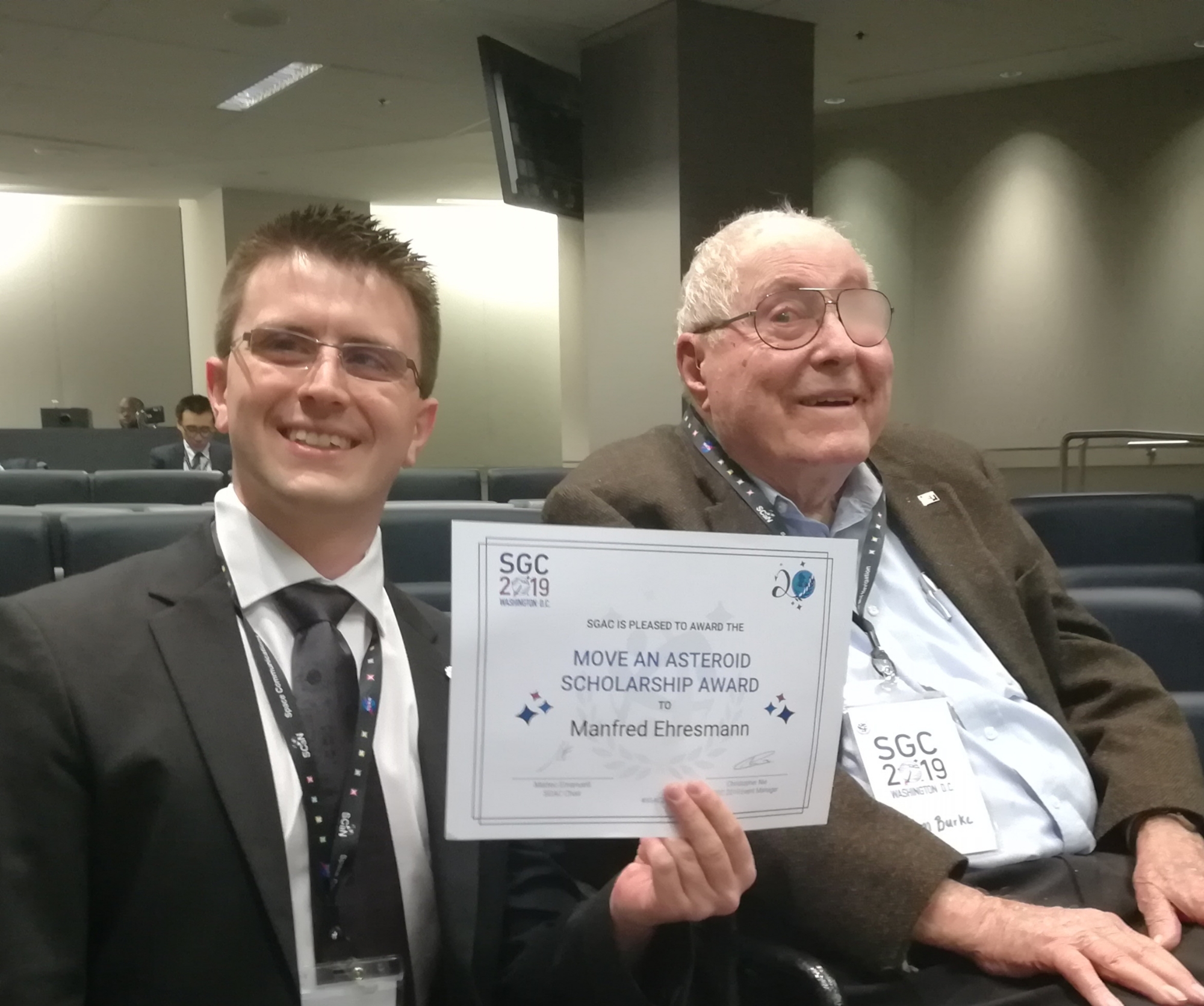 Manfred Ehresmann mit dem Sponsor des Preises James D. Burke, erster Manager des Ranger Programms