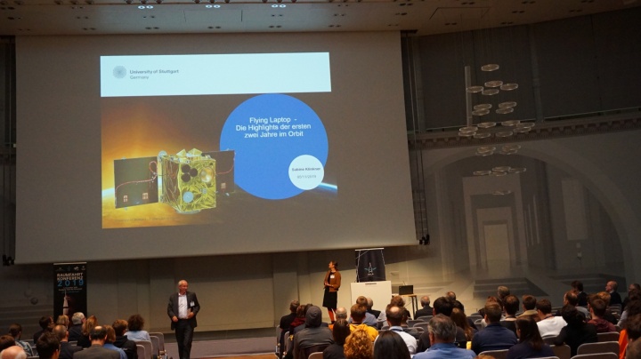 Prof. Sabine Klinkner und der Flying Laptop auf der Raumfahrtkonferenz 2019