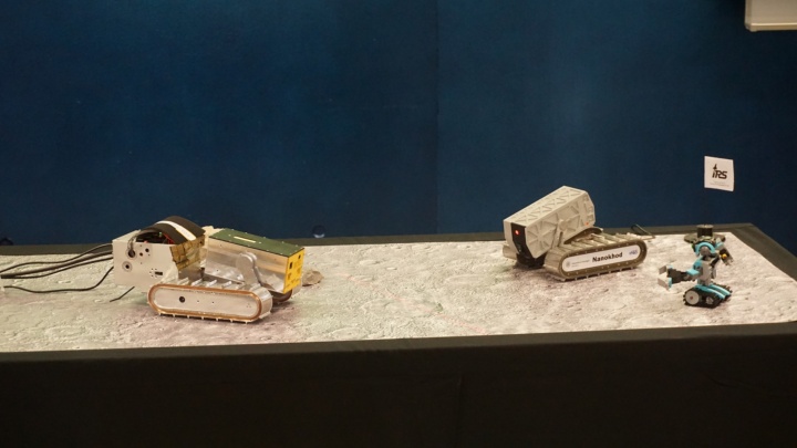 Beide Nanokhod Mikrorover auf Präsentationstisch (links: Nanokhod-Labormodell mit VIPER Nutzlastkabine, rechts: Nanokhod-Ingenieursmodell)