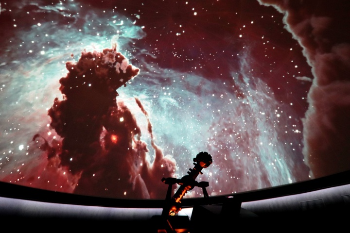 Flug durch ein Sternentstehungsgebiet im Adlernebel während der Planetariumsshow