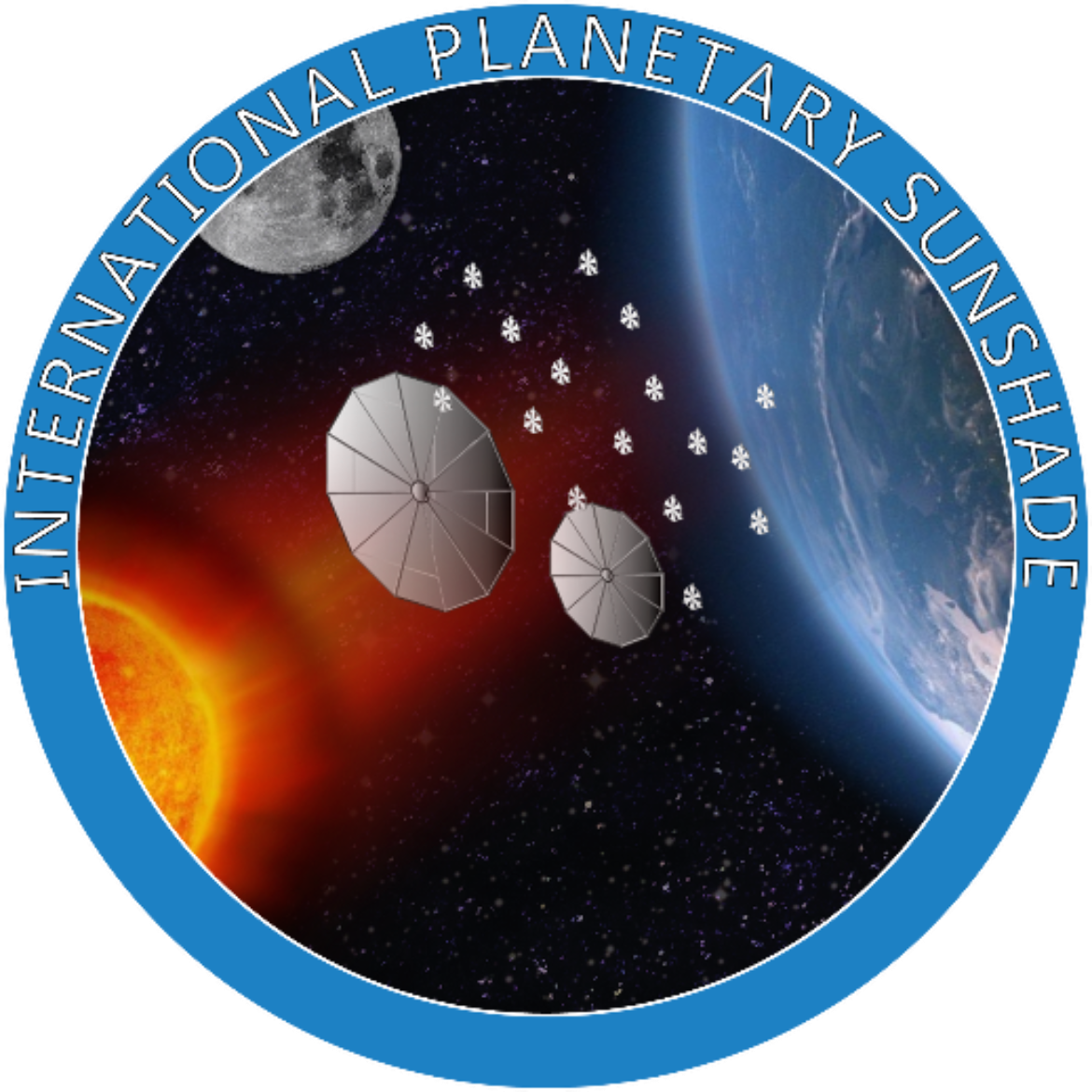 Mission Patch, links teilweise die Sonne, rechts teilweise die Erde, oben teilweise der Mond abgebildet. Im Zentrum graur Scheiben in unterschiedlichen Größen.