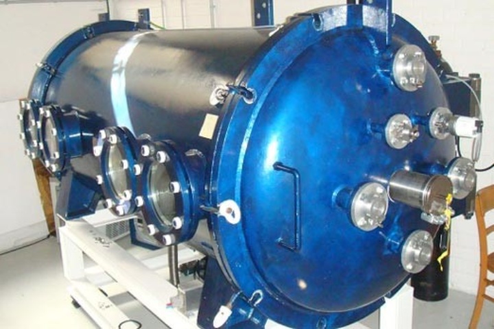 Vacuum tank for thermal vacuum tests