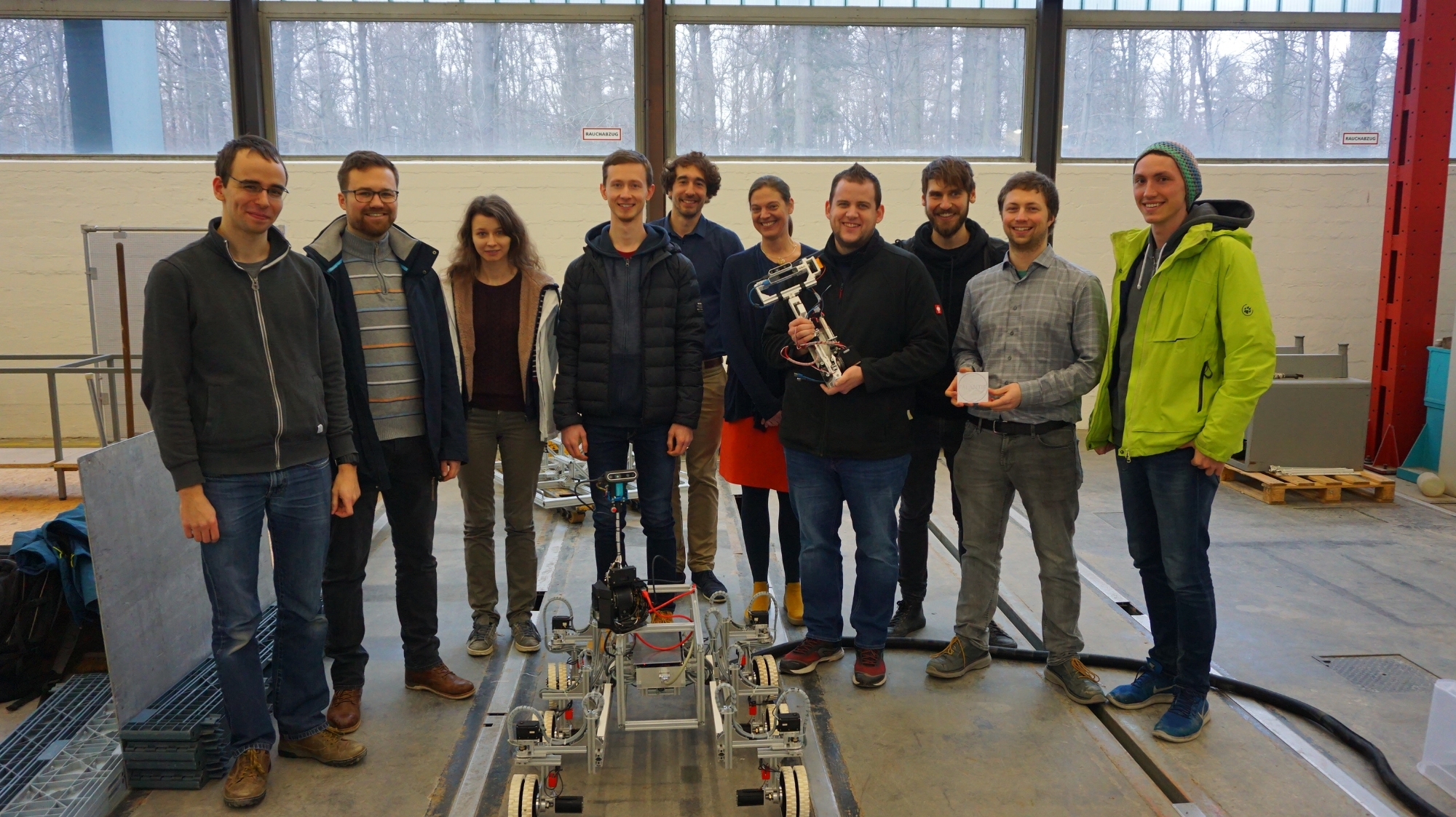 Die zwei studentischen Teams, Frau Prof. Klinkner und Moritz Nitz bei der Roverchallenge 2020. Inklusive Kamerasystemen und dem Rover-Chassis